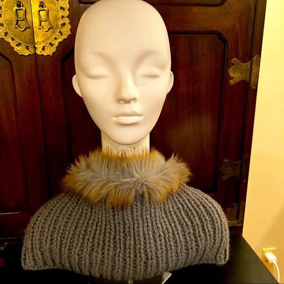 Surell Wool and Faux Fur Scarf. - Picture 2 of 5